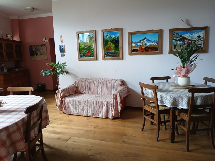 Sala colazione con pavimento in legno